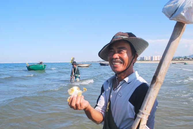 Đi xem cào nghêu trên bãi biển ảnh 4